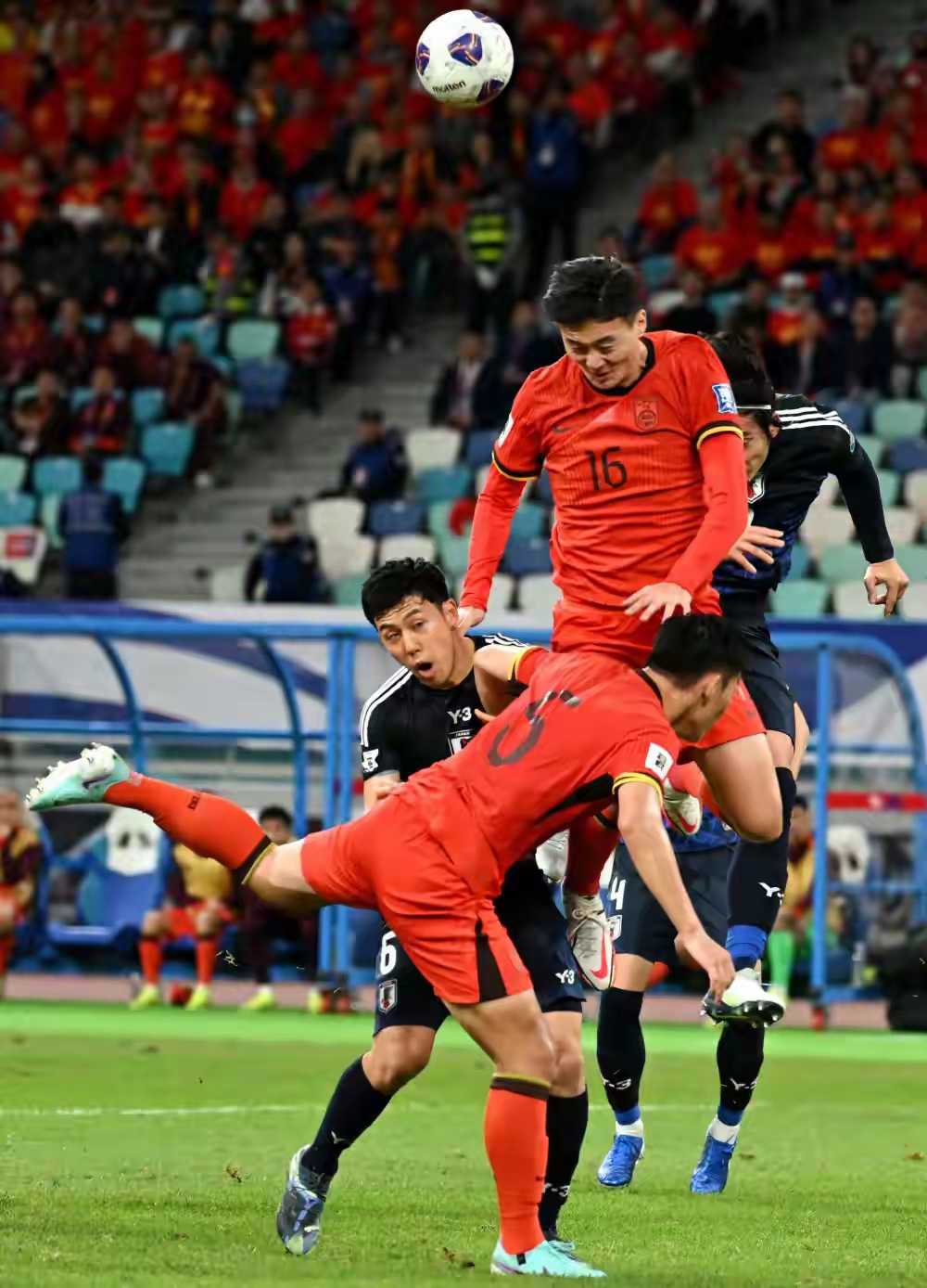 关于职业足球比赛抢先看：精彩比赛幕前球员表现亮眼的信息