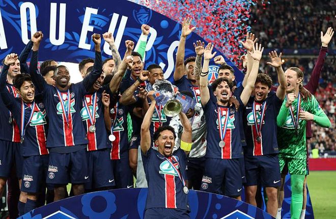 包含巴黎圣日耳曼神勇，豪取连胜的词条