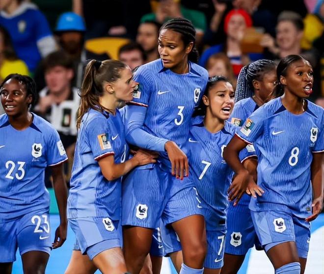 包含德国队女足推进，积分榜列第一的词条