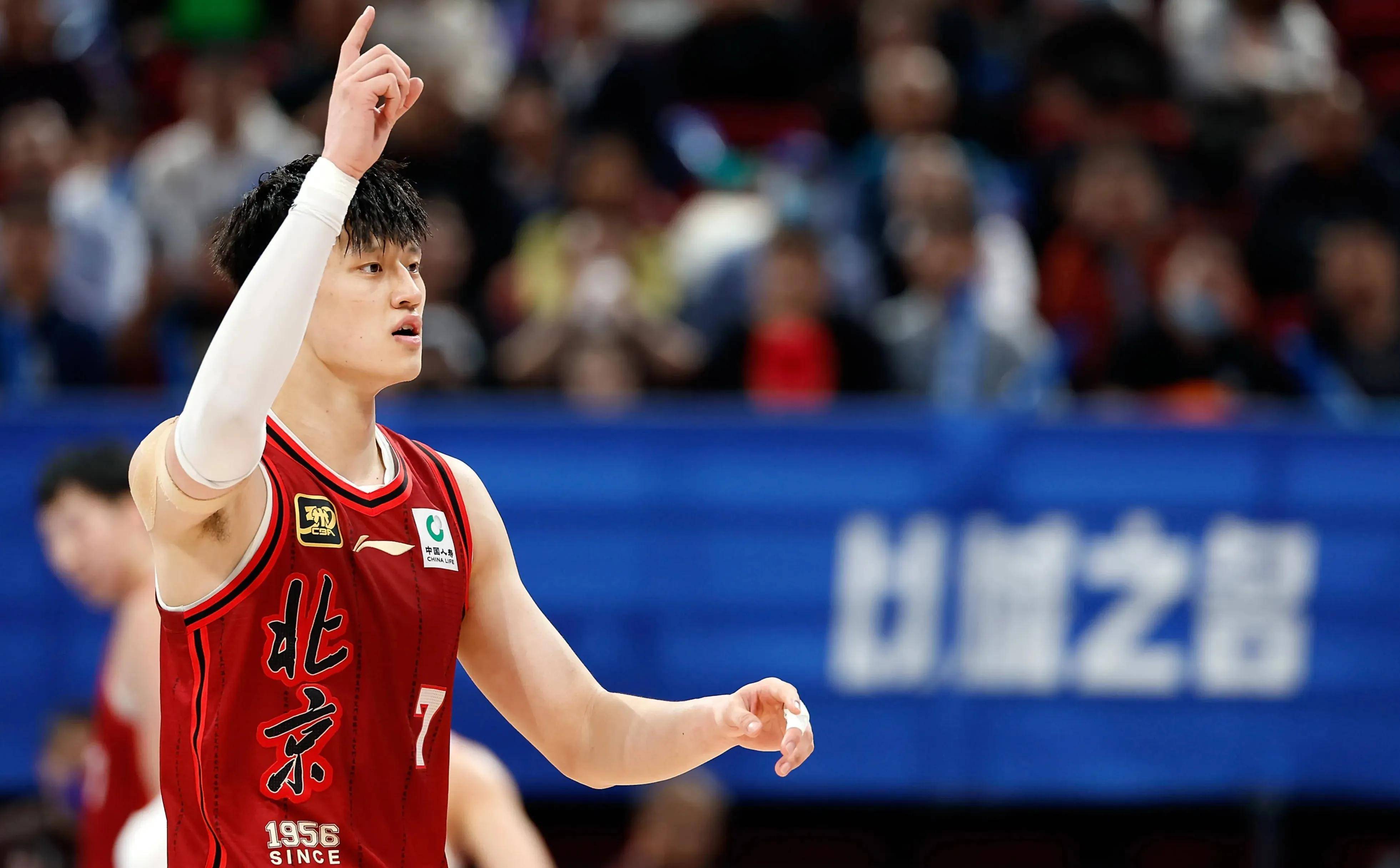 北京队主教练赞扬球员拼搏，在场内无私奉献的简单介绍