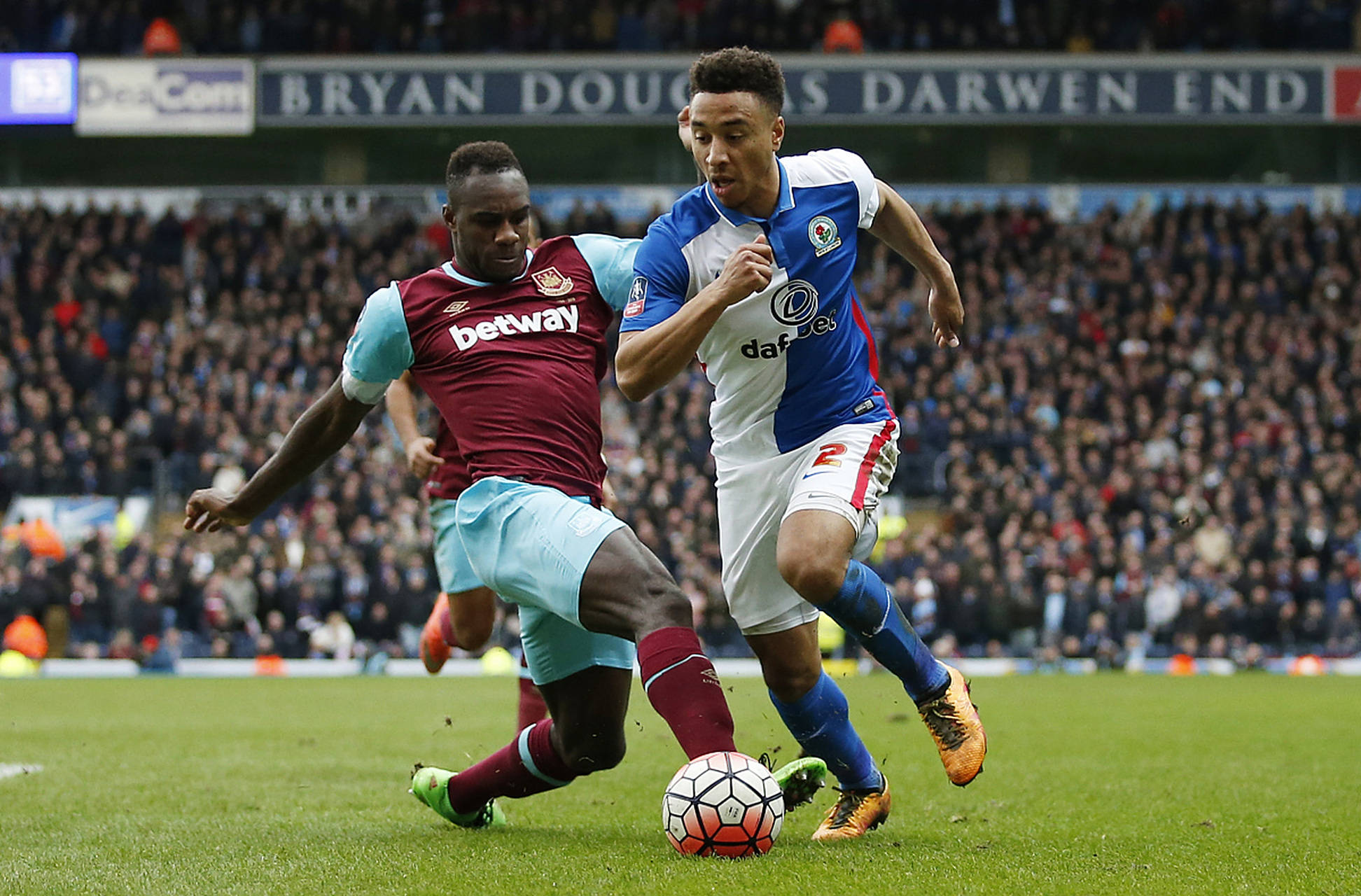 包含莱切斯特城前锋猛攻压制对手，主场取胜继续高居榜首的词条