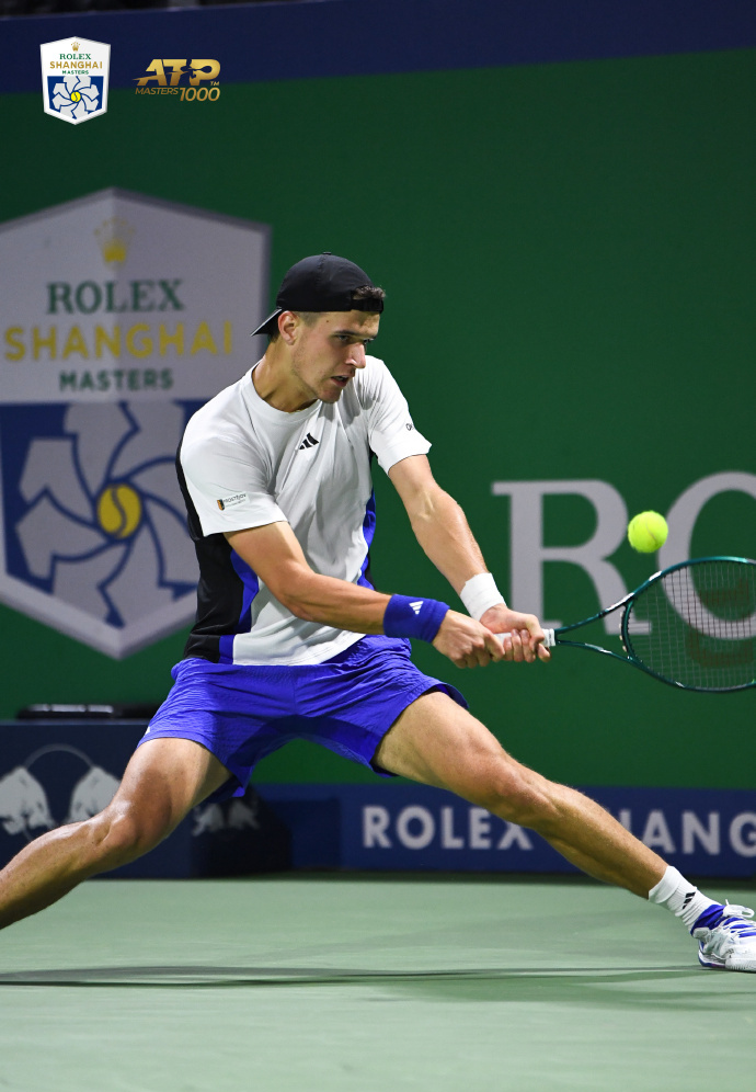 捷克球员技术娴熟，精准射门取得进球的简单介绍