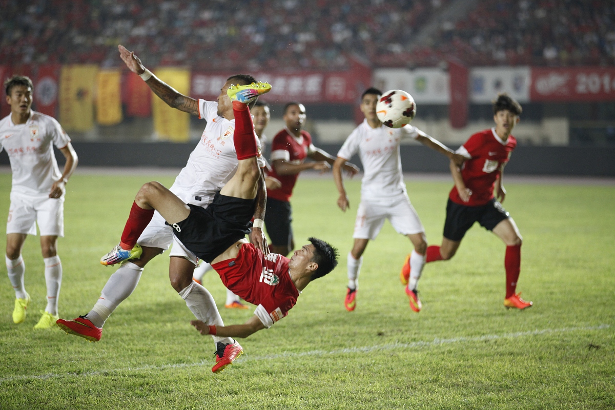 见证强强对话，足球场上的激烈角逐