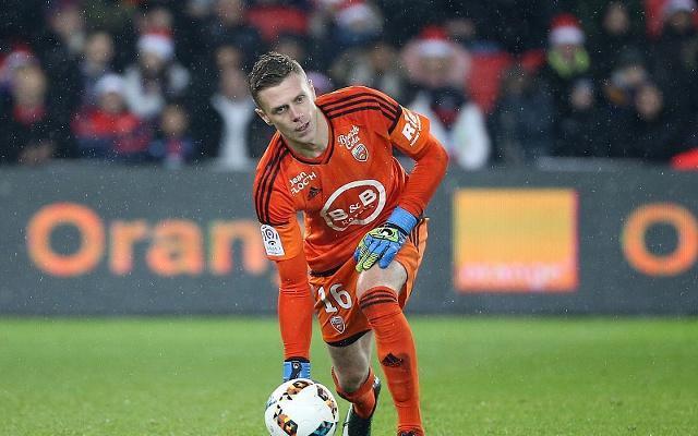 包含里昂逼平对手，继续稳居前四的词条