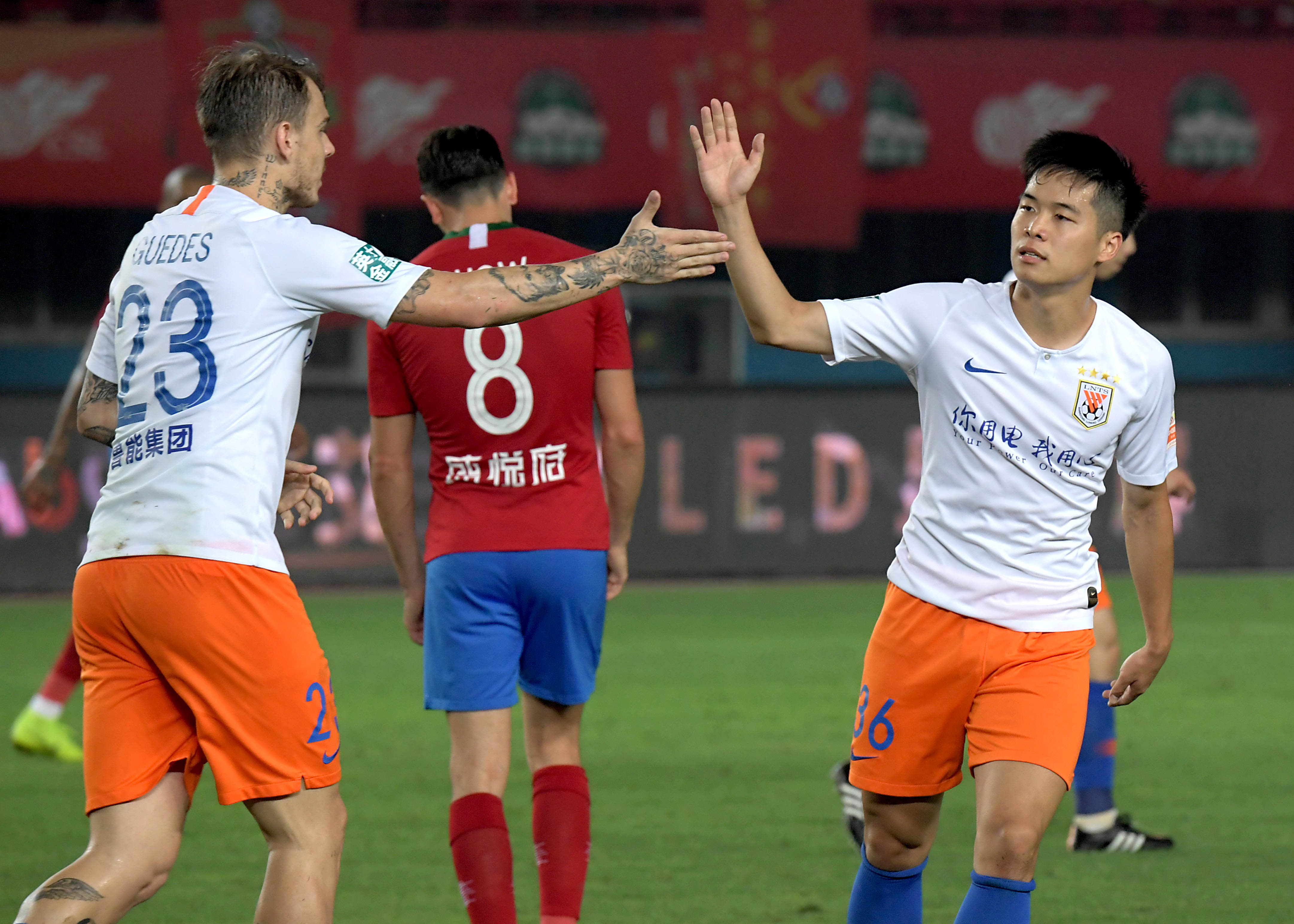 山东鲁能主场击败河南建业，重返中超争冠集团