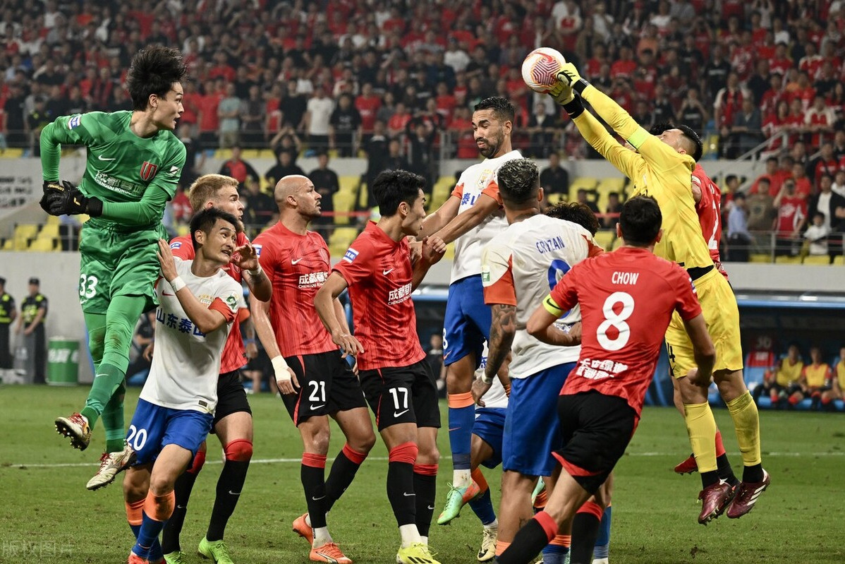 精彩对决！球员技战术展示让球迷惊叹的简单介绍