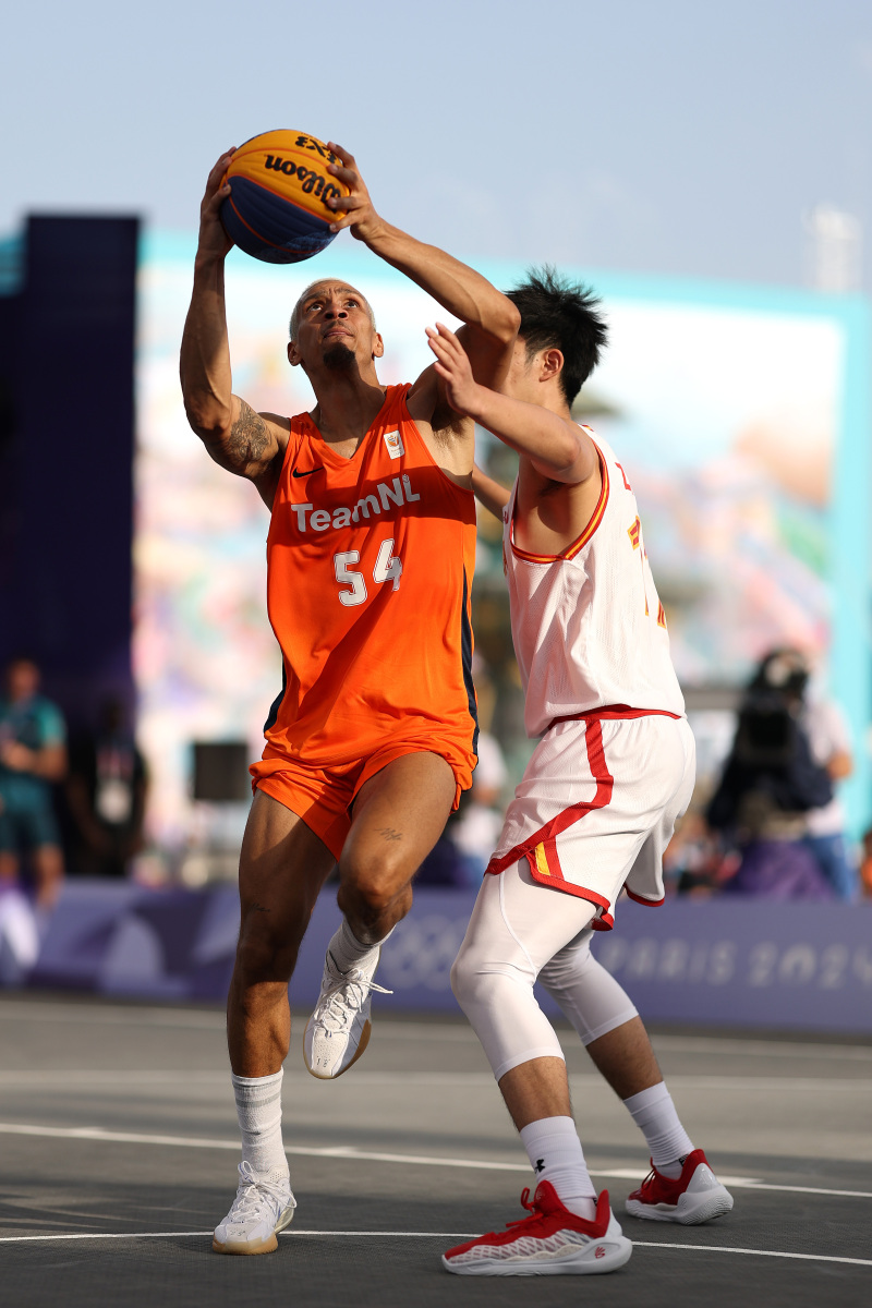 精彩对决！球员技战术展示让球迷惊叹的简单介绍