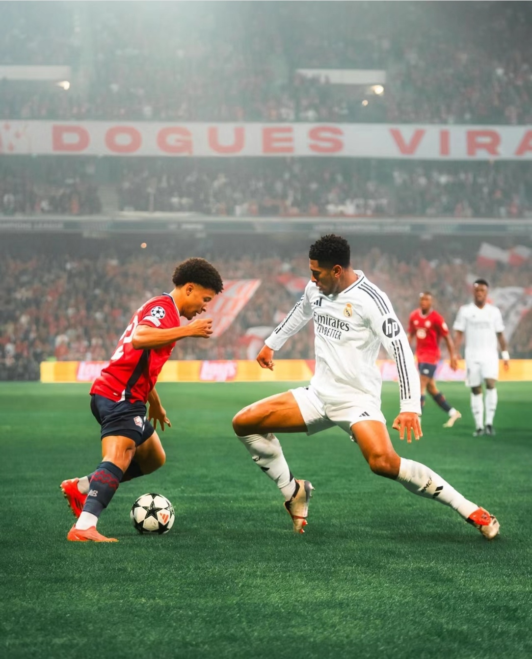 精彩角逐！球场上两队争胜，胜者屹立巅峰的简单介绍