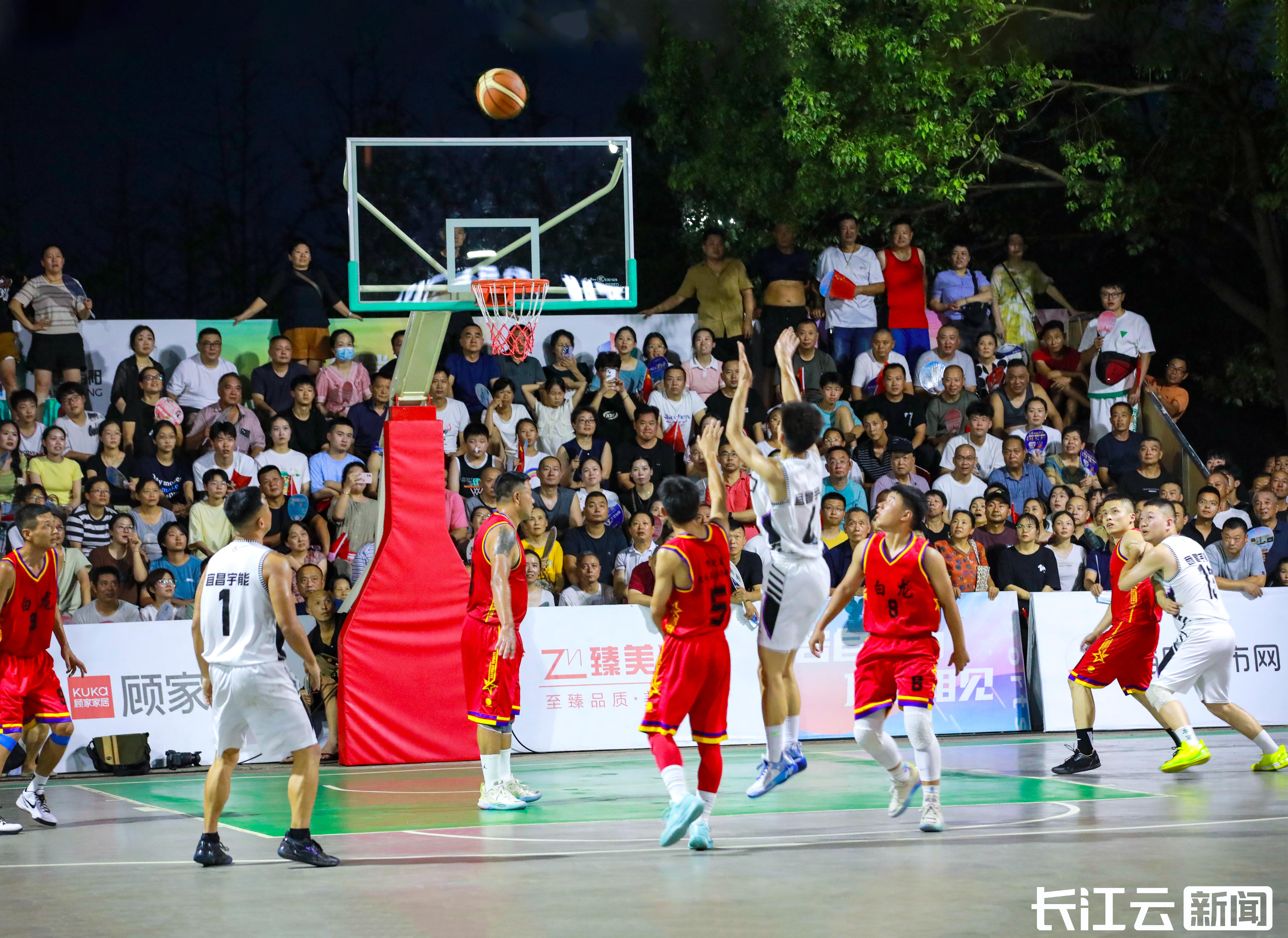 精彩角逐！球场上两队争胜，胜者屹立巅峰的简单介绍