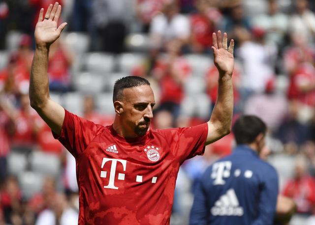 包含拜仁慕尼黑在客场大胜汉堡，积分榜遥遥领先的词条