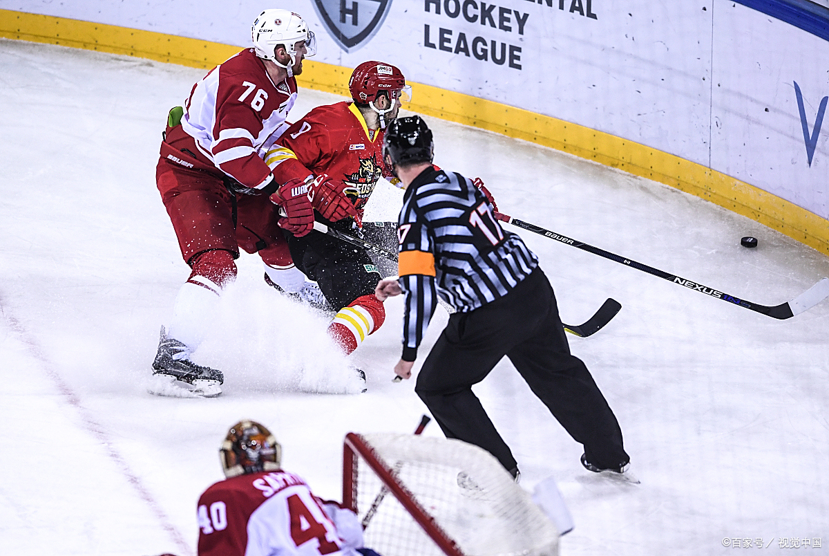 赛场上发生激烈对抗，球员们表现出色夺冠