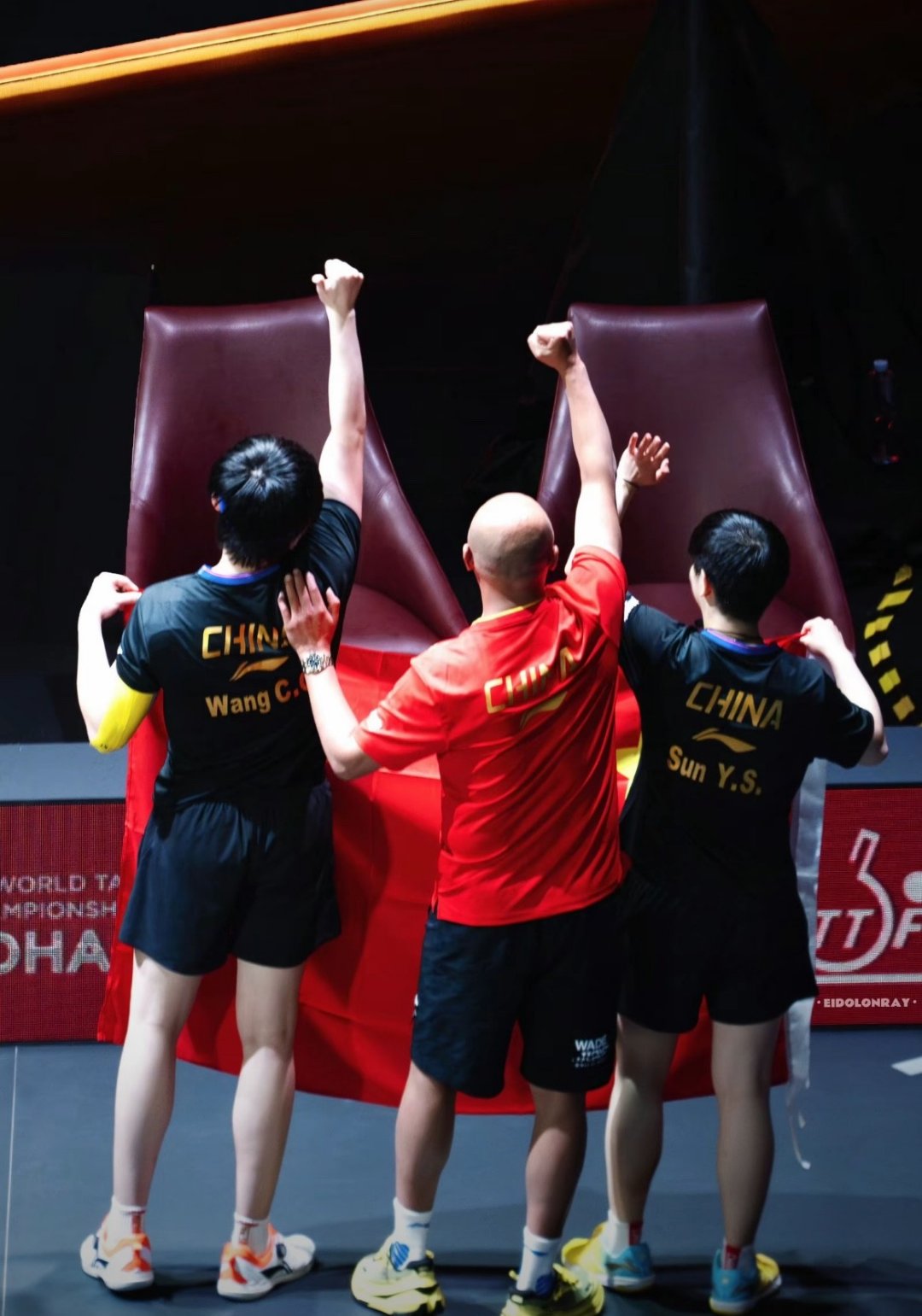 赛场上发生激烈对抗，球员们表现出色夺冠