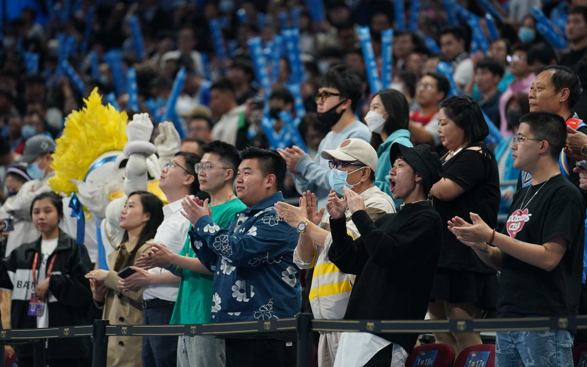 精彩瞬间！观众欢呼为选手加油助威的简单介绍