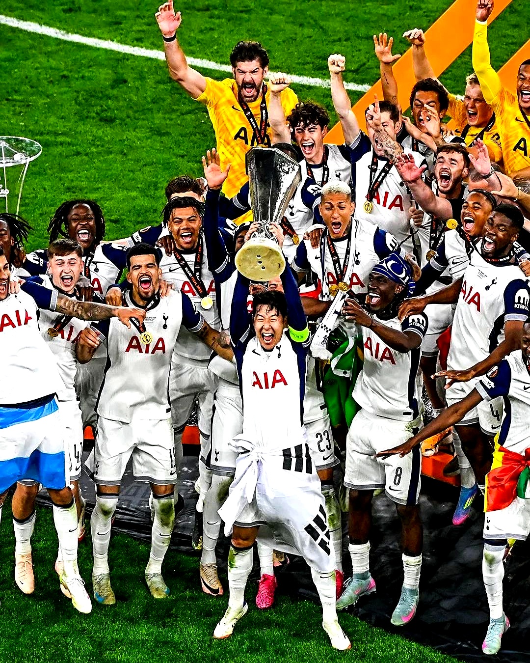 包含团队拼搏，赢取欧国联赛荣耀的词条