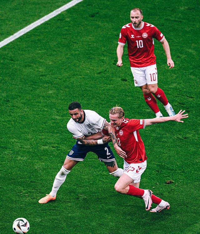 丹麦队在足球比赛中取得突破