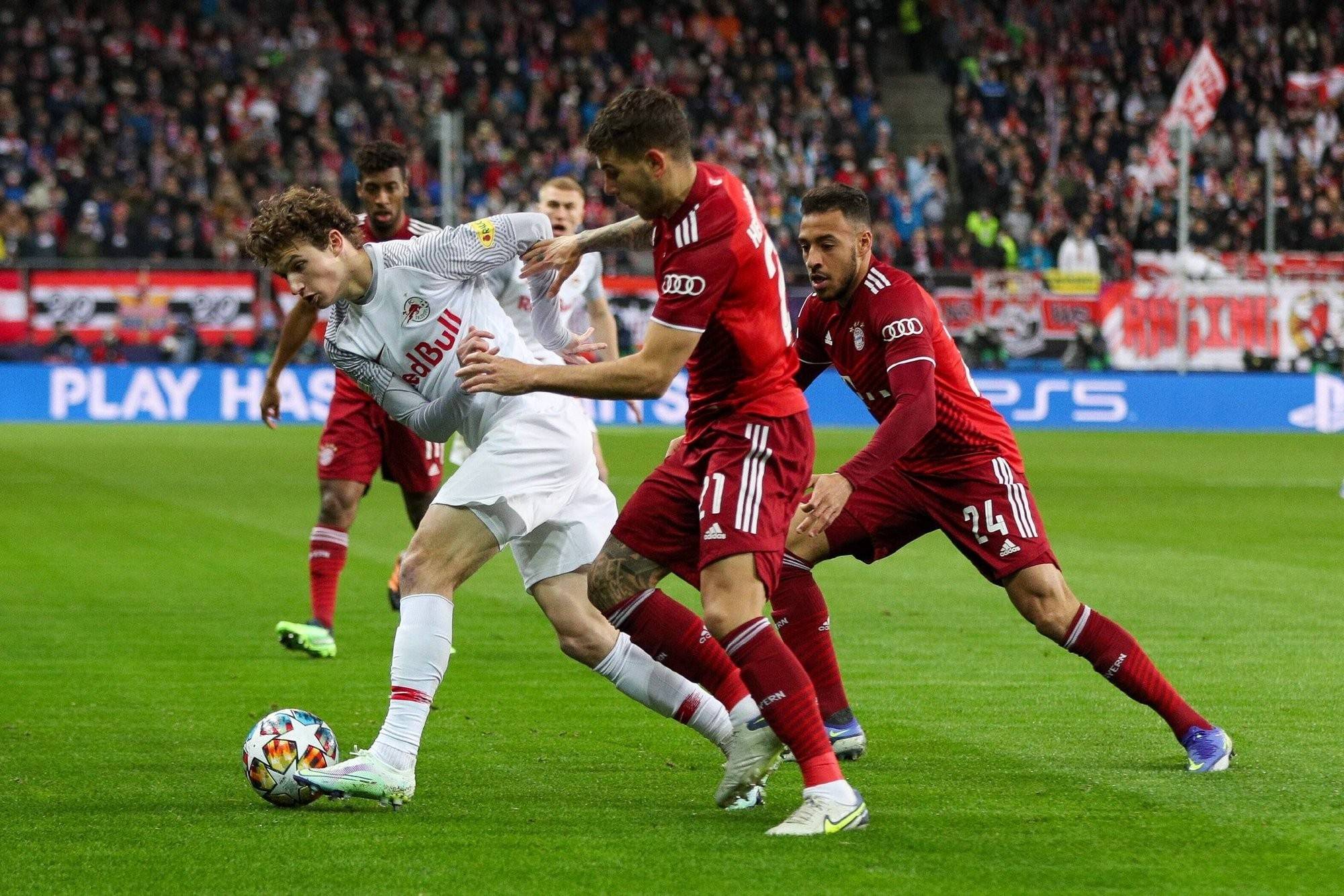 拜仁翻盘国际米兰，范佩西高光表现的简单介绍