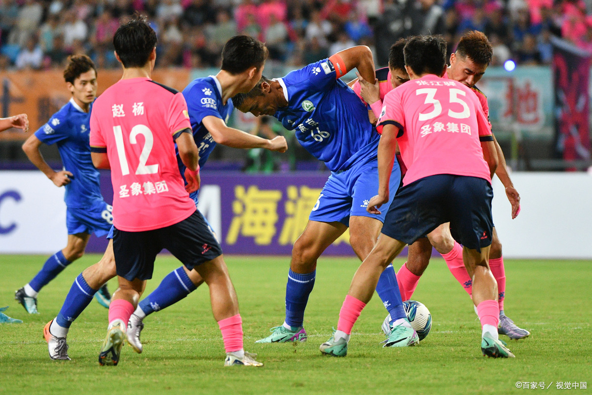 包含一场国内职业足球赛事引发激烈辩论,讨论纷纷,球迷热情高涨的词条 包含一场国内职业足球赛事引发激烈辩论,讨论纷纷,球迷热情高涨的词条