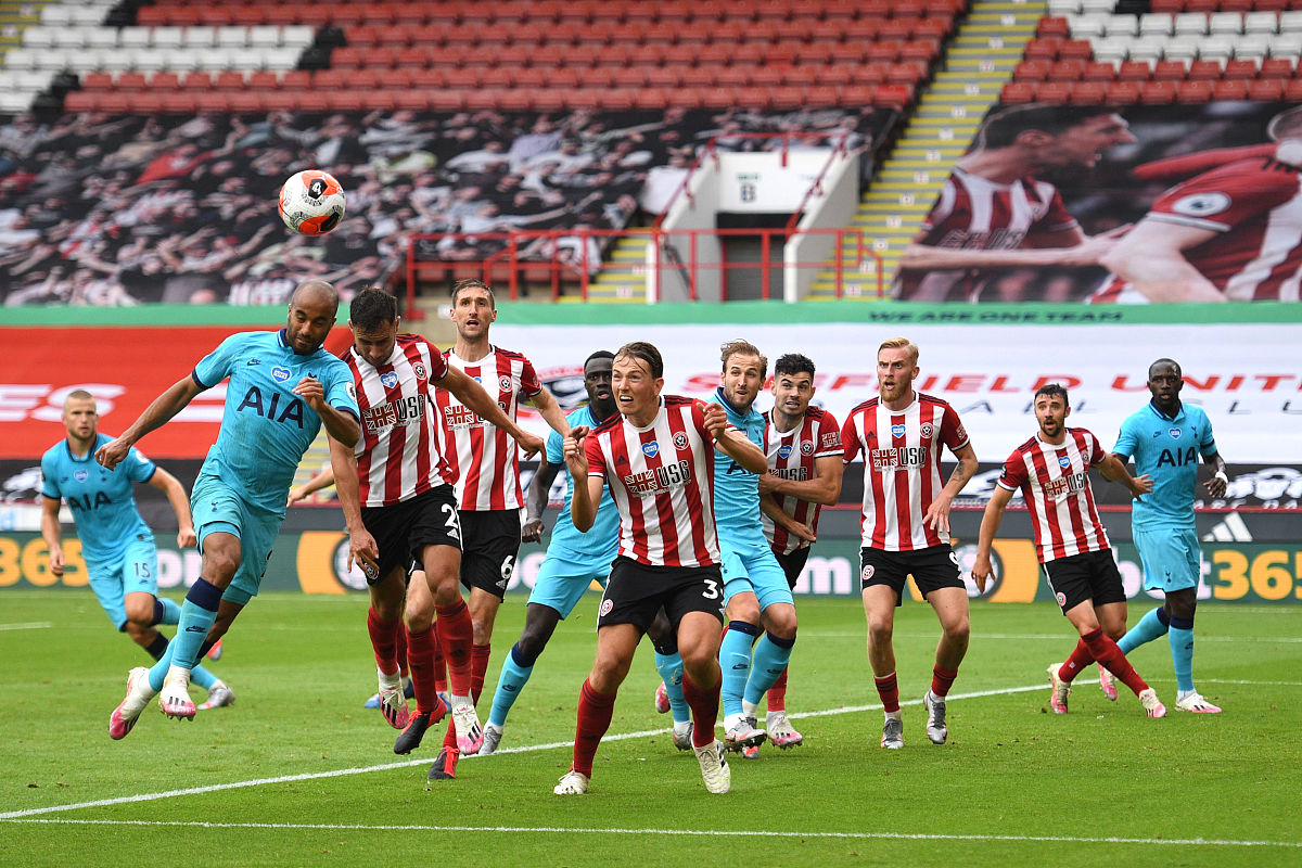 球员们在比赛中充满激情,引领球队获胜 球员们在比赛中充满激情,引领球队获胜